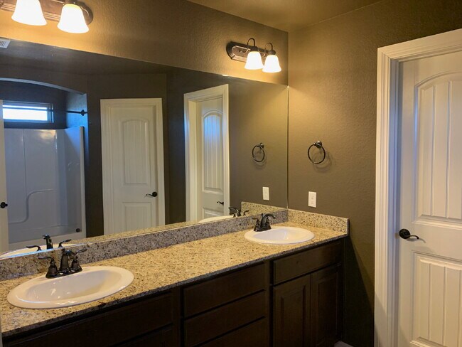 Building Photo - 3072 N Autumn Rose Ave