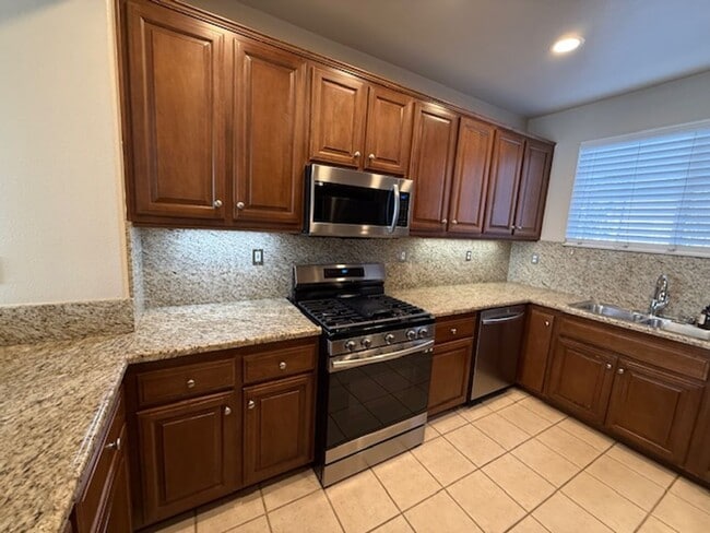 Building Photo - Condo in highly sought-after Vantage Commu...