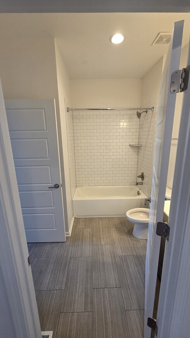 Building Photo - 4 bed 3 bath 2 car garage all maintenance provided townhome