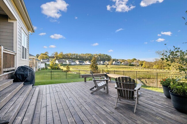 Building Photo - Luxurious living space *Fully furnished an...