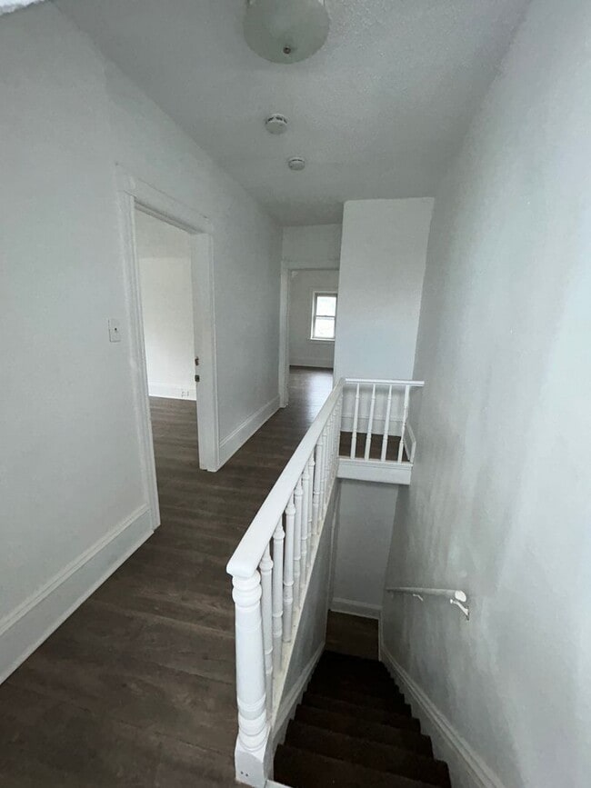 Building Photo - 5 bed 2 bath