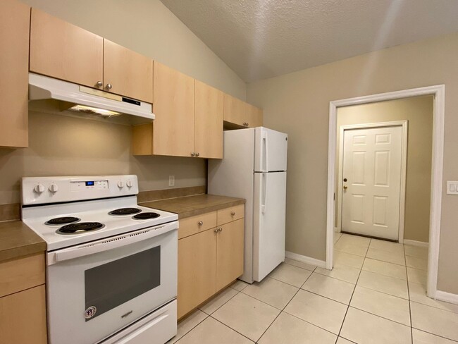 Building Photo - 2 Bedroom, 2 Bath Duplex with 1 Car Garage...