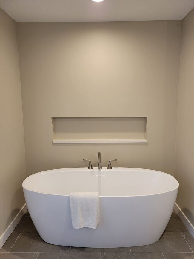 Building Photo - Executive Luxury Rentals