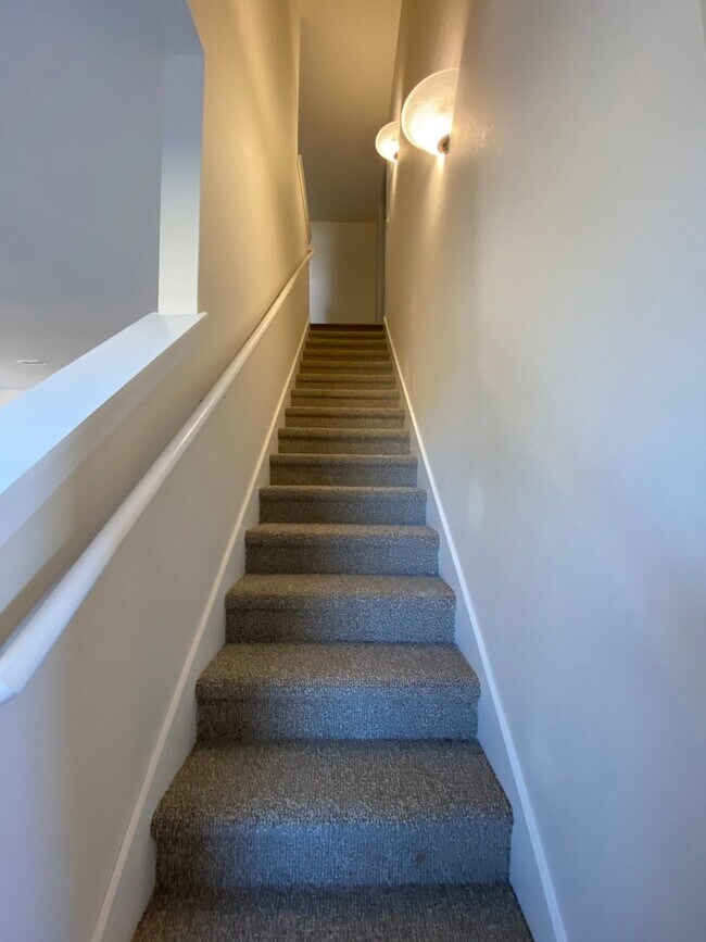 Building Photo - AVAILABLE TODAY! — Comfort & Style -  3 Bed, 2.5 Bath Duplex in Lawlis Ranch