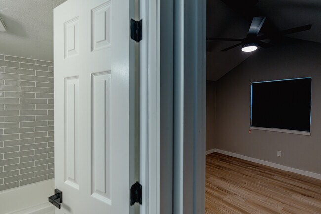Building Photo - 2027 Lucerne Cir