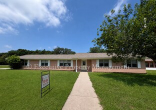Building Photo - 616 Cedar Dr