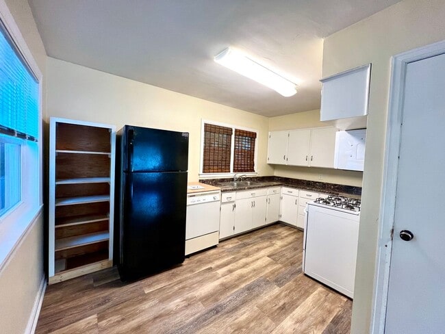Building Photo - Centrally Located Single Famliy Home!