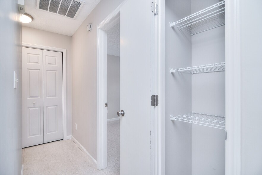 Building Photo - 345 Sunny Hill Dr