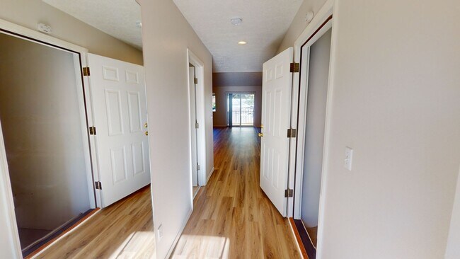 Building Photo - Single Level Family Friendly Home in Sandy. Fenced Backyard Pets Welcome