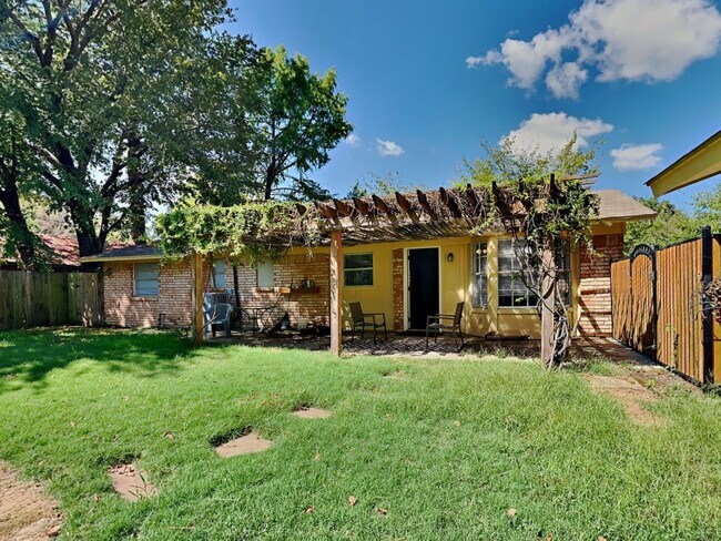 Building Photo - DARLING HOME IN DENTON READY NOW!