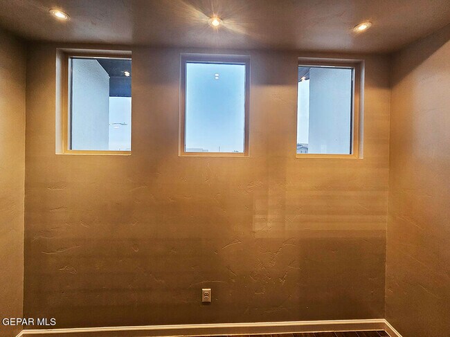 Building Photo - 13185 Tiverton Rd