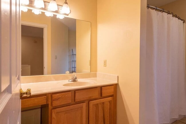 Building Photo - Bright, Spacious Home with Tons of Charm a...