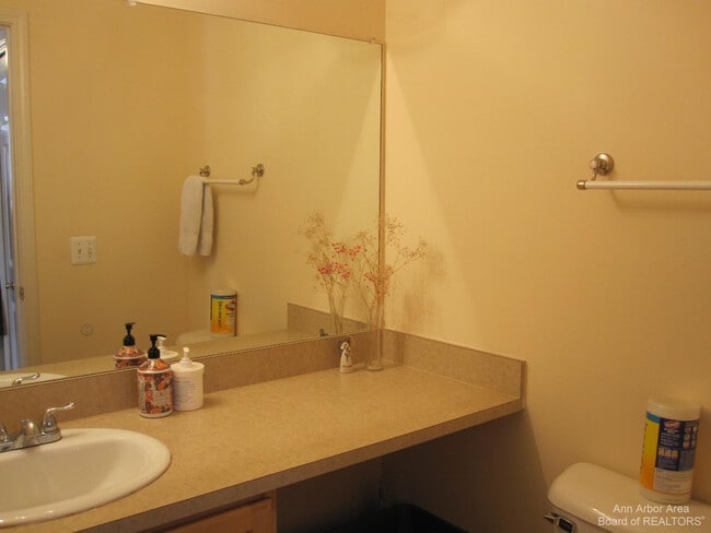 Building Photo - 2806 Barclay Wy