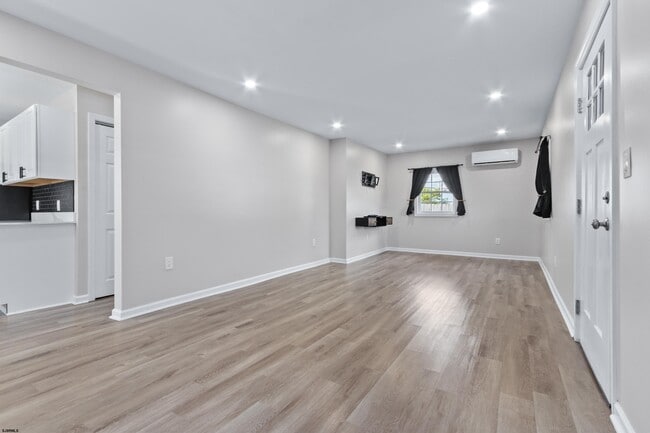 Building Photo - 203 E Plaza Pl