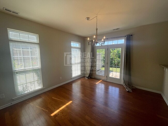 Building Photo - Amazing End Unit 3bd/2.5ba Townhome zoned ...