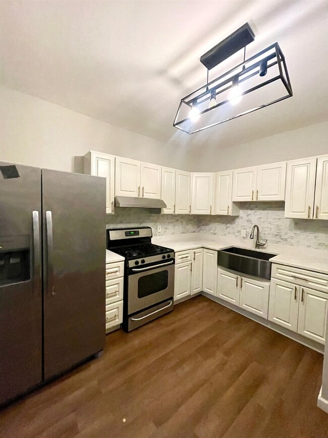 Building Photo - 162 Nelson Ave