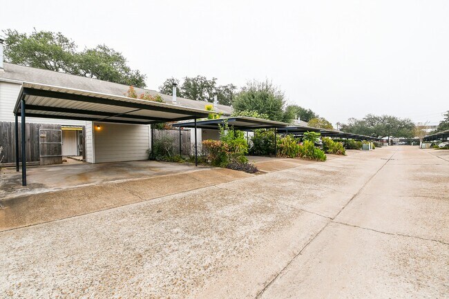 Building Photo - 7931 Ellinger Ln