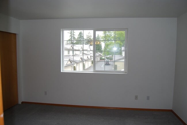 Building Photo - Spacious 2 bedroom 2.5 Bath Townhome in Auburn