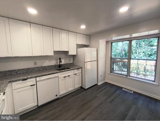 Building Photo - 6651 Rockleigh Way