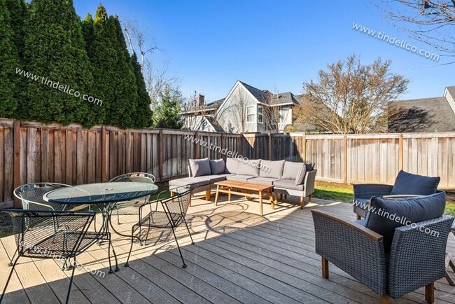 Building Photo - Elegant One-Level Lake Oswego Home with Vaulted Great Room & Garden Patio