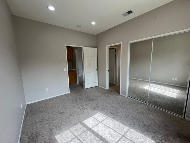 Building Photo - Available for Rent NOW! MOVE IN TOMORROW!!...