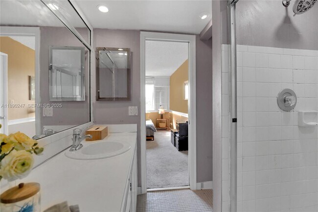 Building Photo - 2737 S Oakland Forest Dr