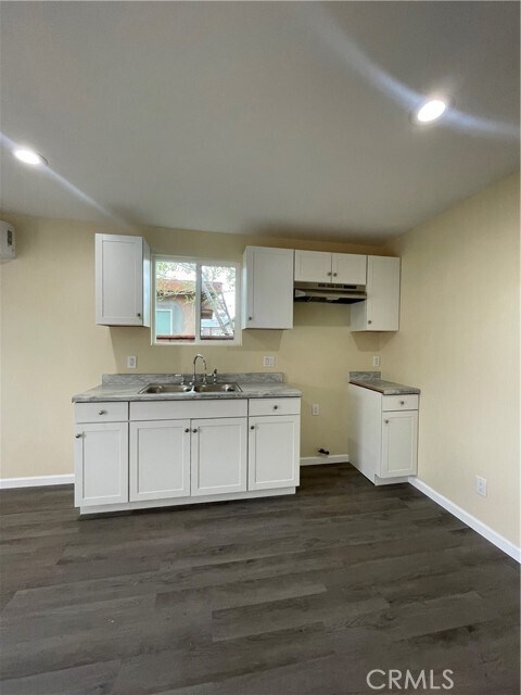 Building Photo - 45124 Redwood Ave