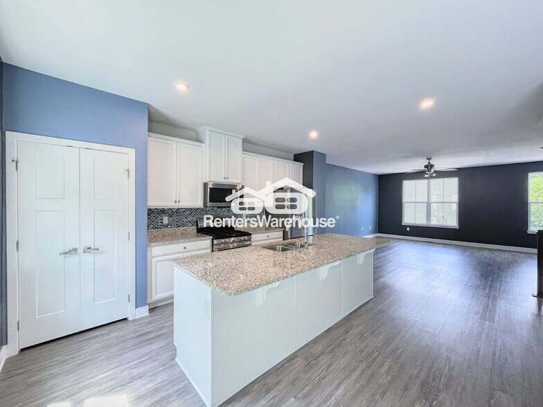 Building Photo - 943 Centurion Cir