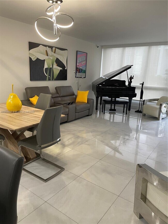 Primary Photo - 520 Brickell Key Dr