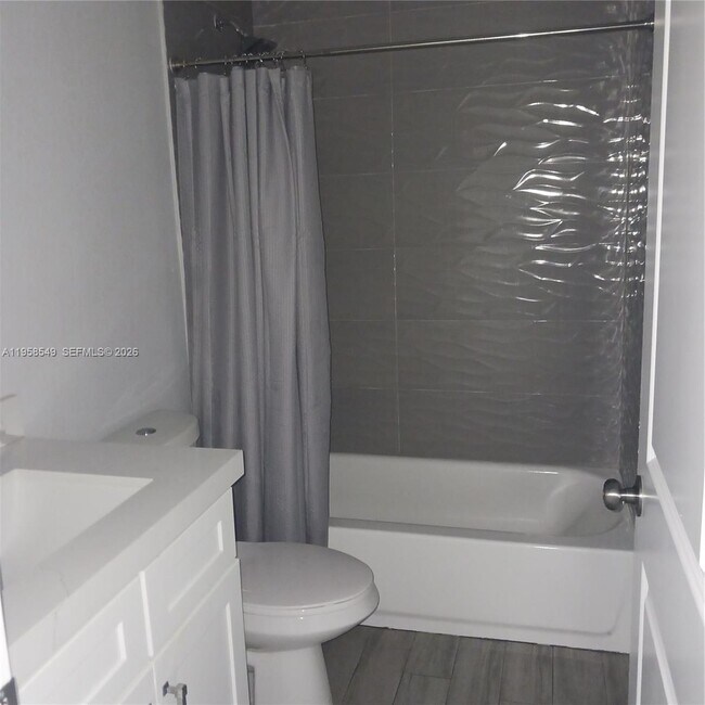 Building Photo - 492 40th Ct