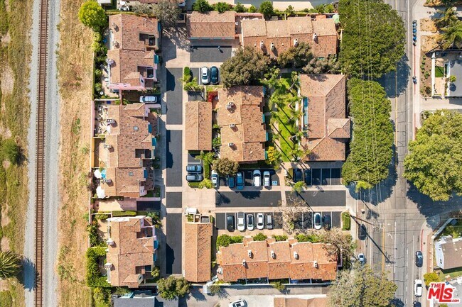 Building Photo - 4297 Carpinteria Ave