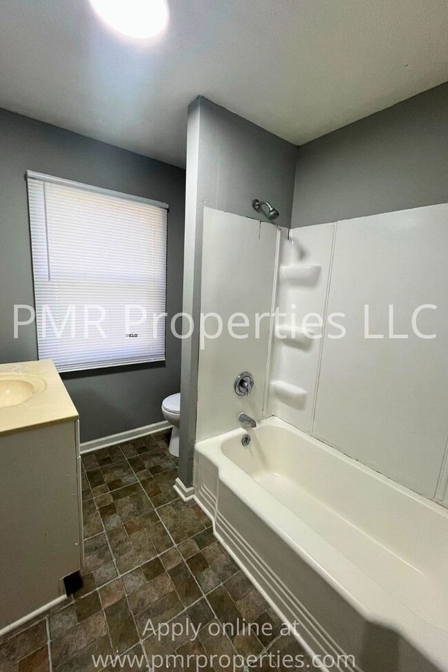 Building Photo - 3 Bedrooms / 1 Bathroom House
