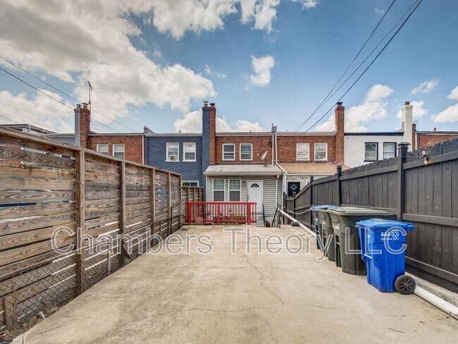 Building Photo - 1417 Downing St NE