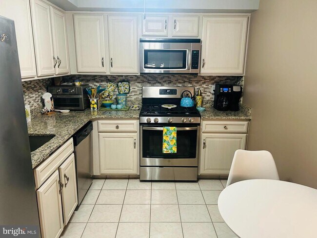 Building Photo - 60104 Delaire Landing Rd