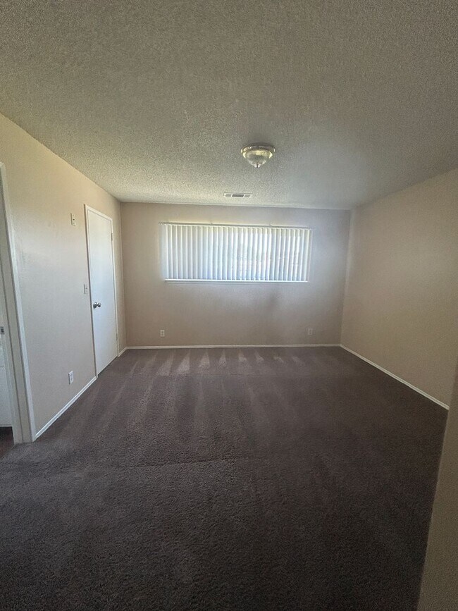 Building Photo - Stay cool in Lemoore in this spacious home...