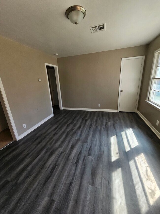 Building Photo - Cute 4 bedroom House