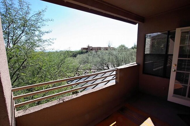 Building Photo - Lovely Sabino Canyon Condo