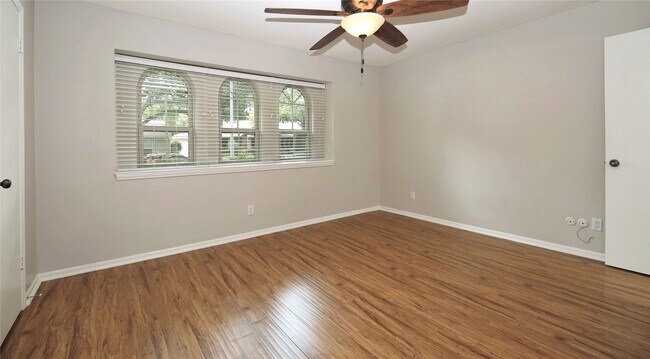 Building Photo - 2315 Eaglerock Dr