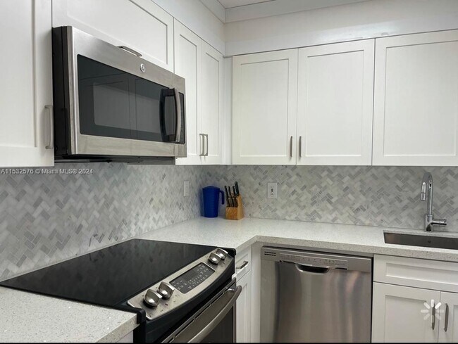 Building Photo - 220 Kings Point Dr