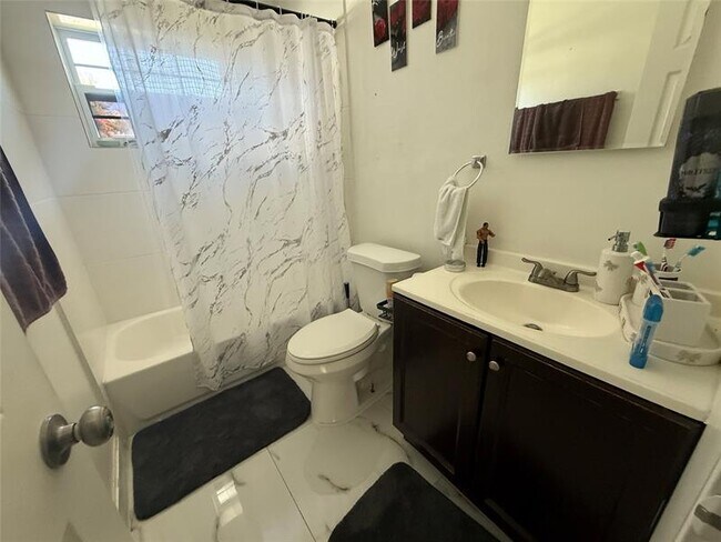 Building Photo - 421 NE 11th St