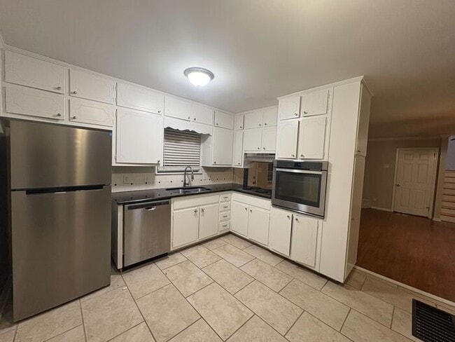 Building Photo - 5473 Pine Rd