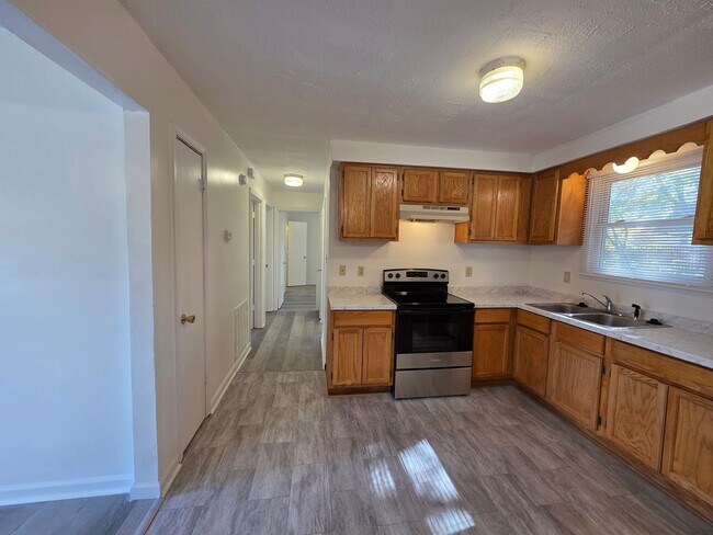 Building Photo - Charming 3-Bedroom Home with Spacious Backyard & Modern Amenities