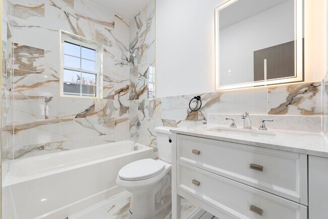 Building Photo - 41 E 16th St