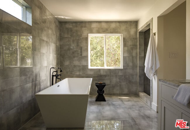 Building Photo - 2370 San Marco Dr