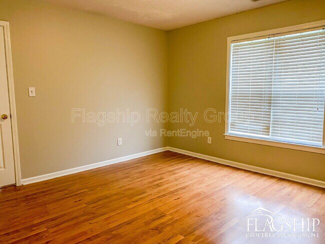 Building Photo - 3638 Highland Dr