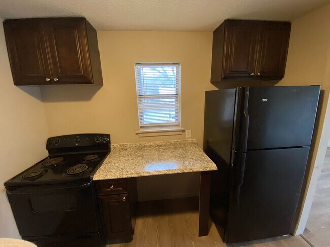 Building Photo - 2 Bedroom Ground Level Apartment in Columbia