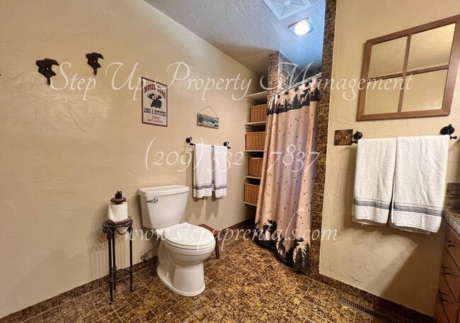Building Photo - Inviting 3-Bedroom Home in Desirable Twain...