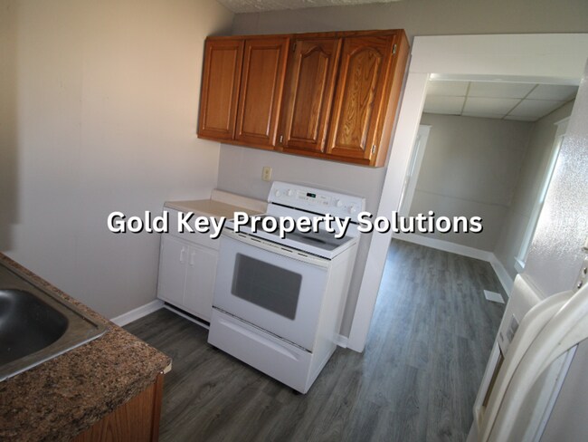 Building Photo - MUNCIE Updated 2 BR 1 BA House with New Fl...