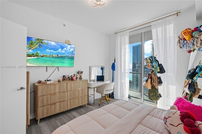 Building Photo - 1111 SW 1st Ave