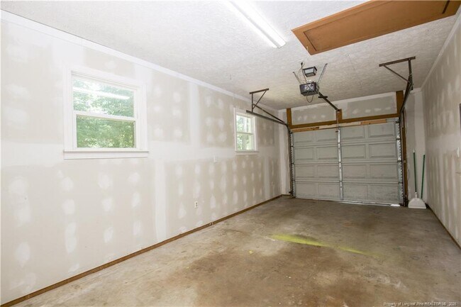 Building Photo - 906 N Glenwood Trail